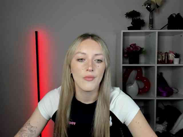 EvelynBlond26 webcam