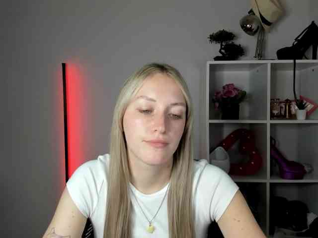 EvelynBlond26 webcam