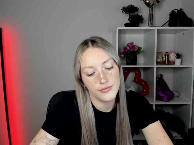 EvelynBlond26 webcam