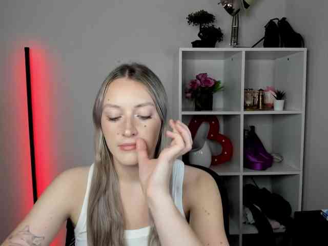 Model: EvelynBlond26