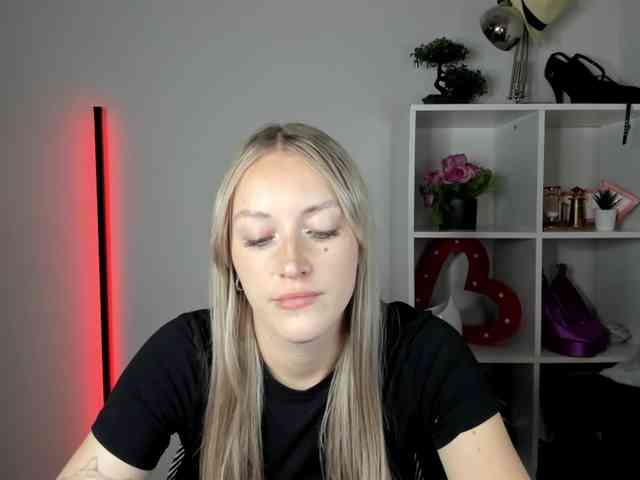 Model: EvelynBlond26