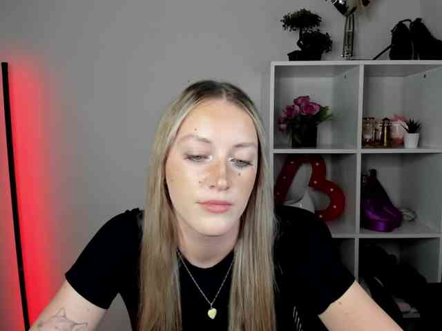 EvelynBlond26 webcam