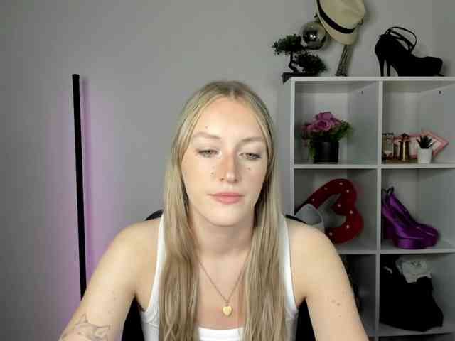EvelynBlond26 webcam