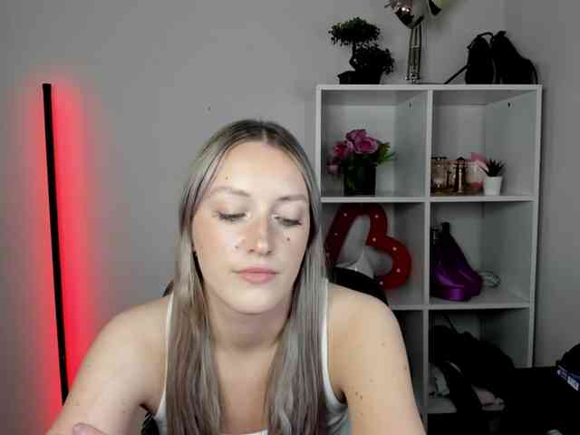EvelynBlond26 webcam