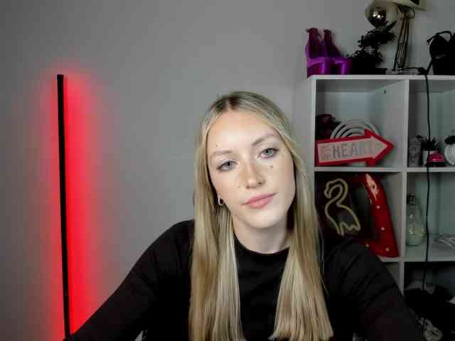 EvelynBlond26 webcam