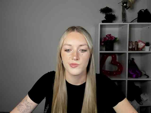 EvelynBlond26 webcam