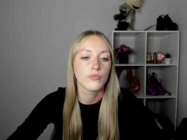 EvelynBlond26 webcam
