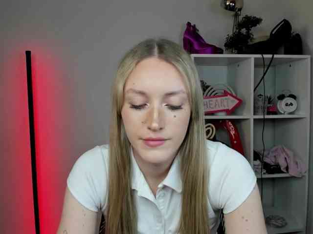 EvelynBlond26 webcam