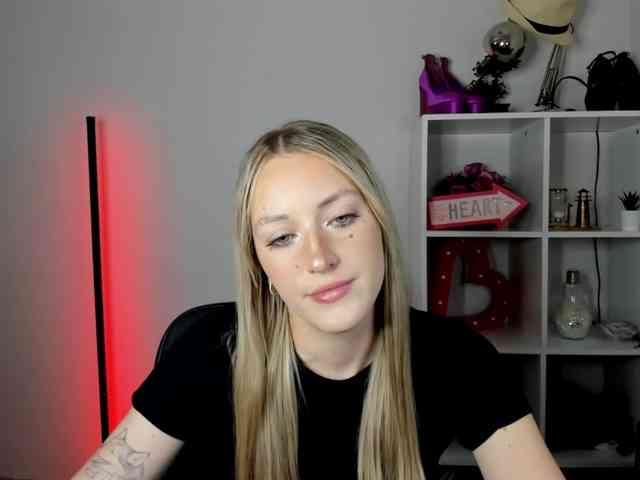 EvelynBlond26 webcam