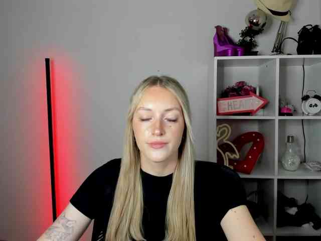 Model: EvelynBlond26