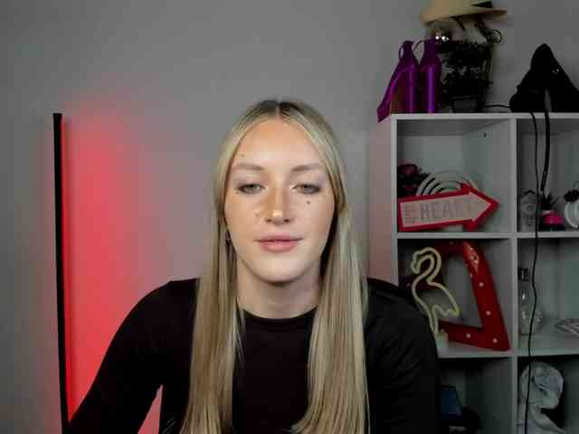 EvelynBlond26 webcam