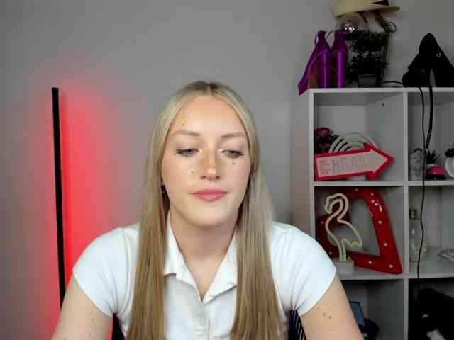 Model: EvelynBlond26