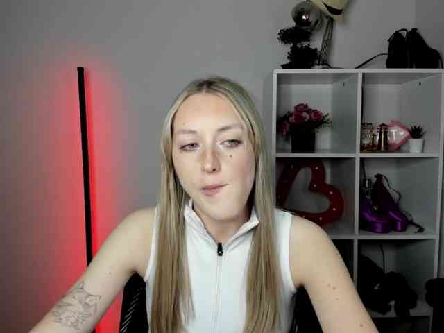Model: EvelynBlond26