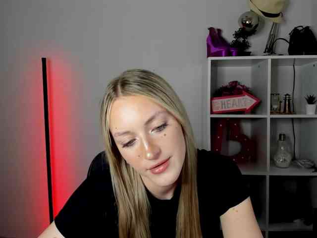 EvelynBlond26 webcam