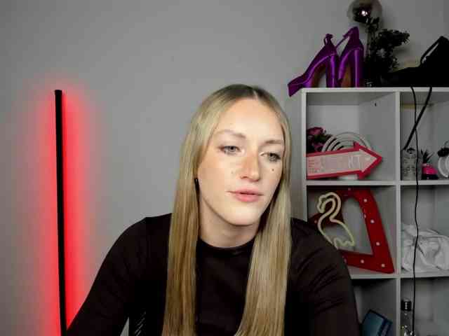 EvelynBlond26 webcam