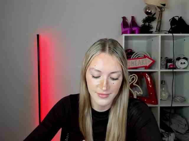 EvelynBlond26 webcam
