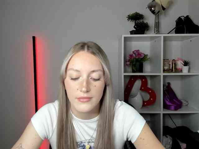 evelynblond26's live room