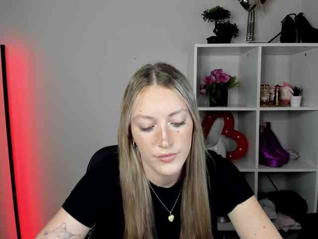 EvelynBlond26 webcam