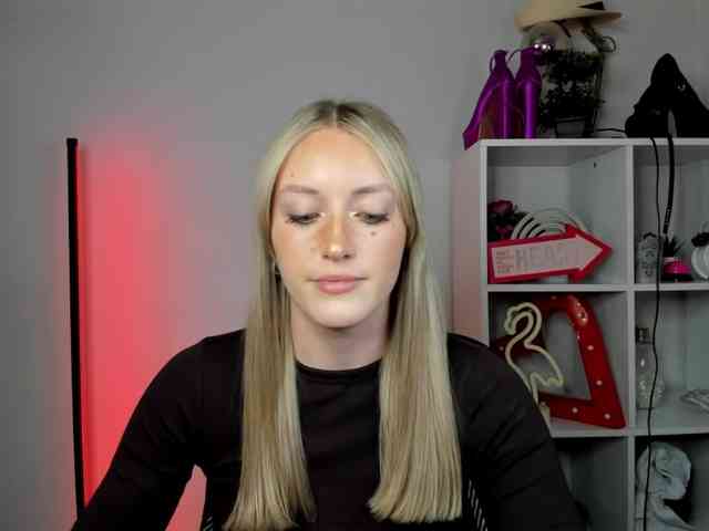 EvelynBlond26 webcam