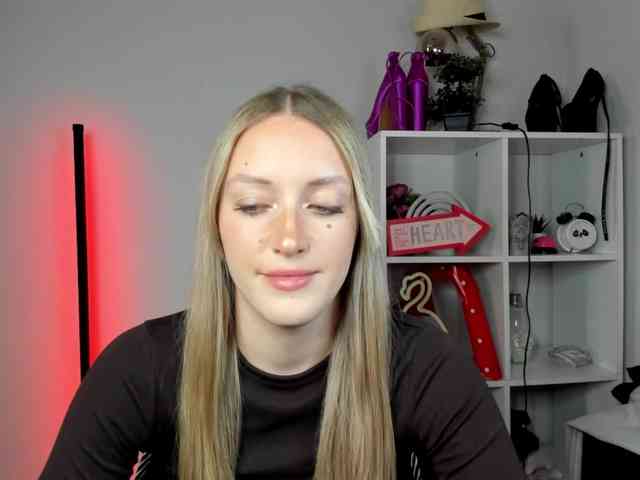 EvelynBlond26 webcam