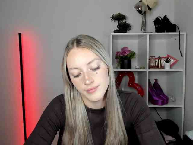 EvelynBlond26 webcam