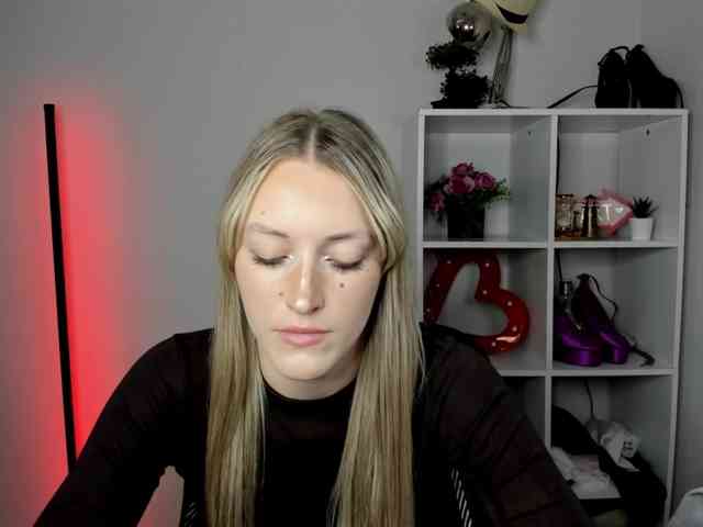 EvelynBlond26 webcam