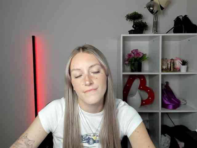 EvelynBlond26 webcam