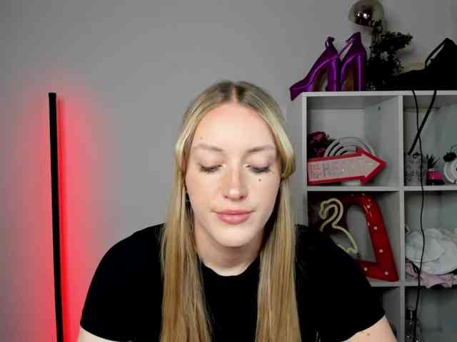 EvelynBlond26 webcam