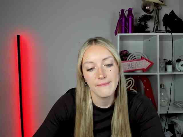 EvelynBlond26 webcam