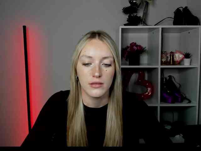 EvelynBlond26 webcam