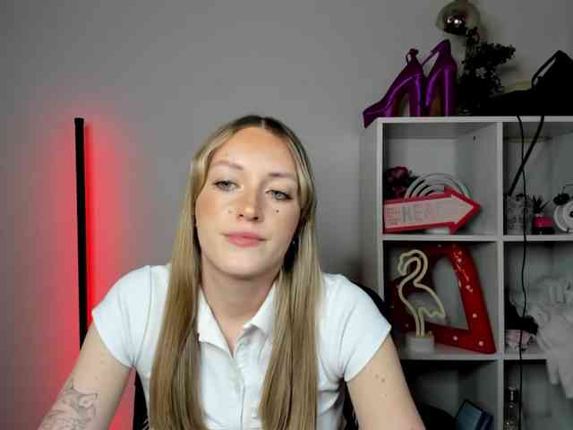 EvelynBlond26 webcam