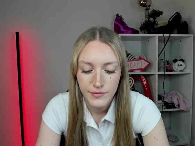 EvelynBlond26 webcam