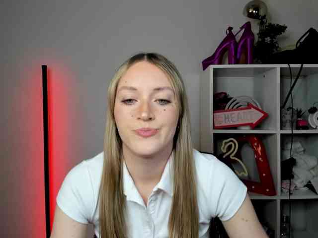 EvelynBlond26 webcam