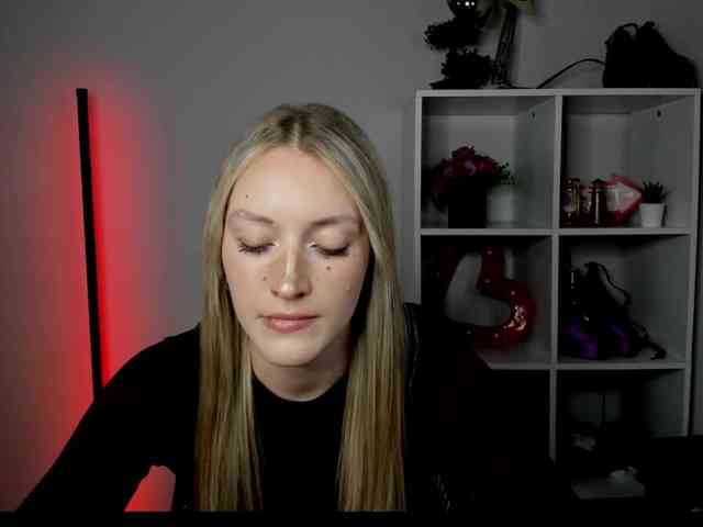 Model: EvelynBlond26