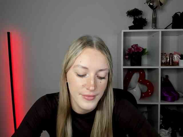 EvelynBlond26 webcam