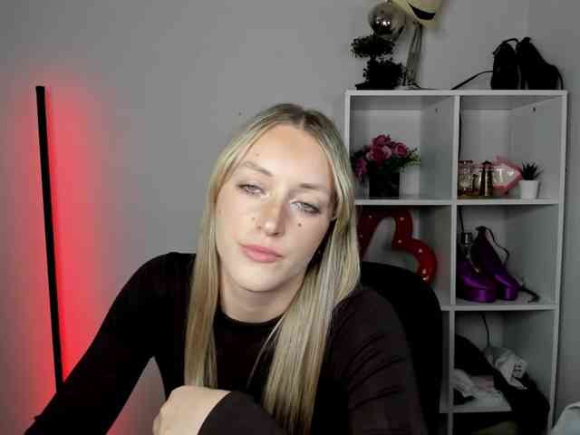 EvelynBlond26 webcam