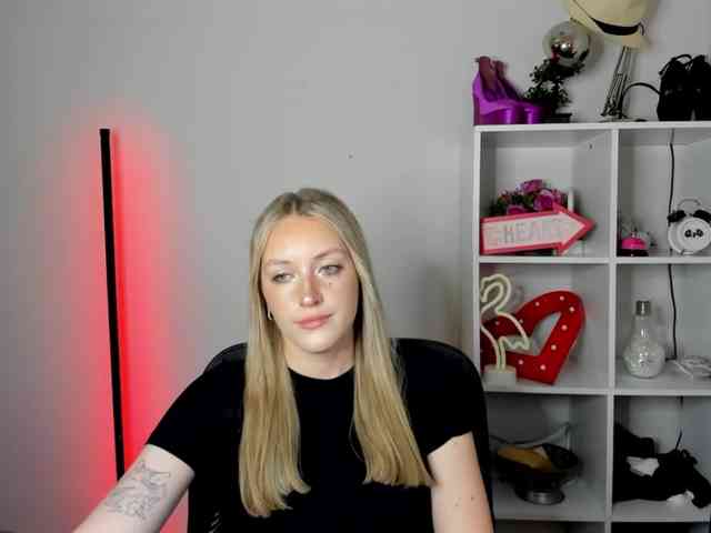 EvelynBlond26 webcam