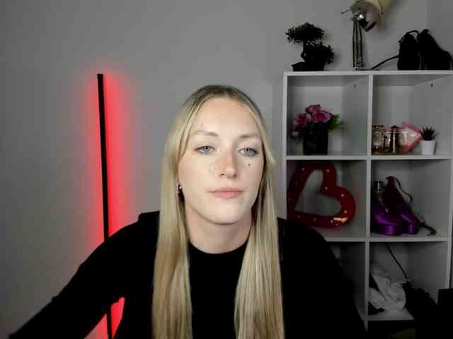 EvelynBlond26 webcam