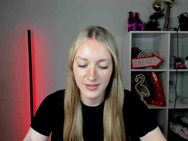 EvelynBlond26 webcam