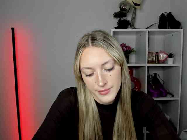 EvelynBlond26 webcam