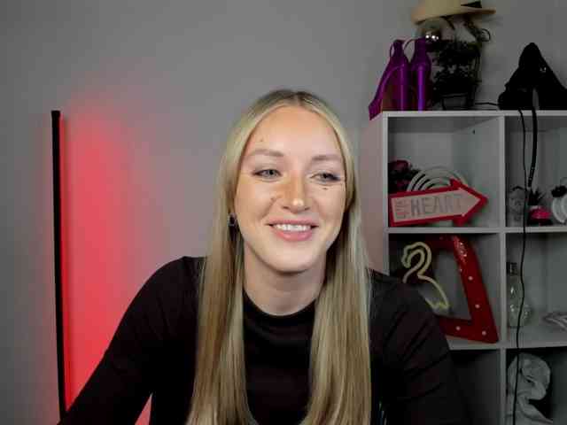 EvelynBlond26 webcam