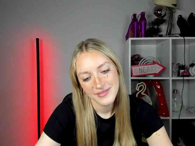 EvelynBlond26 webcam