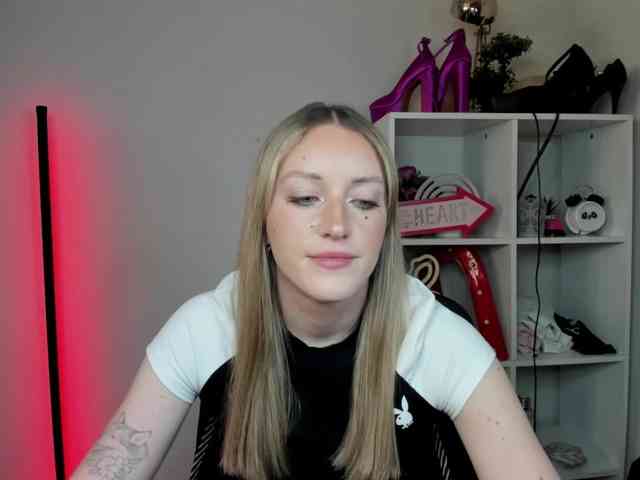 EvelynBlond26 webcam