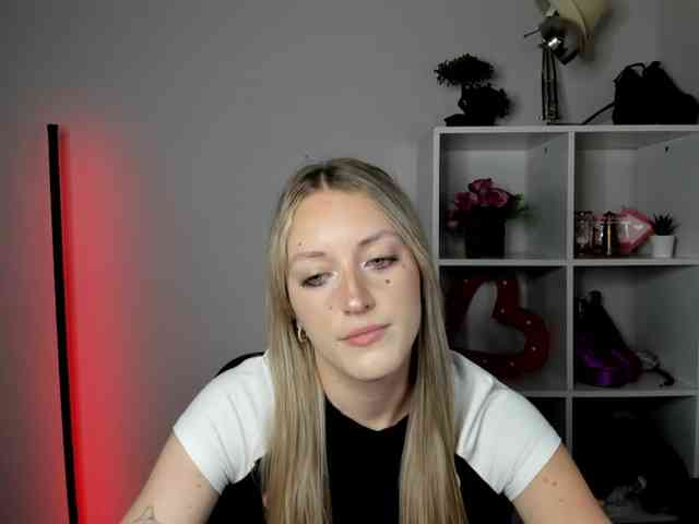 EvelynBlond26 webcam