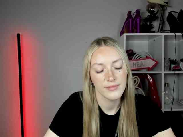 EvelynBlond26 webcam