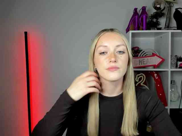 EvelynBlond26 webcam