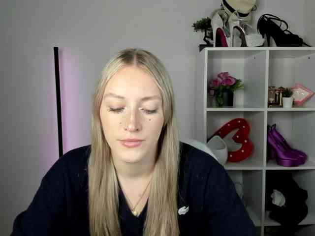 EvelynBlond26 webcam