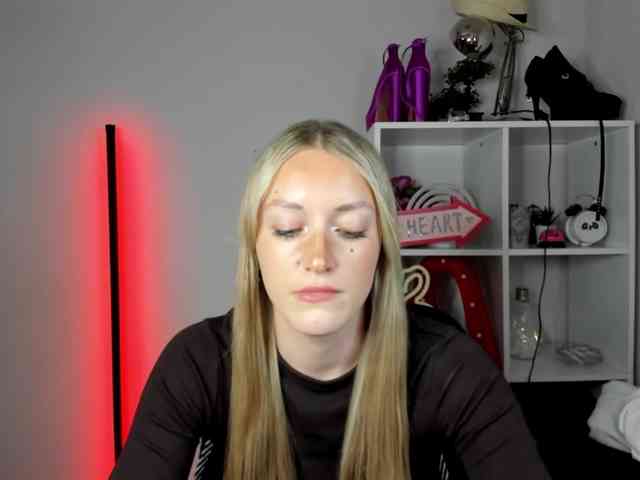 EvelynBlond26 webcam