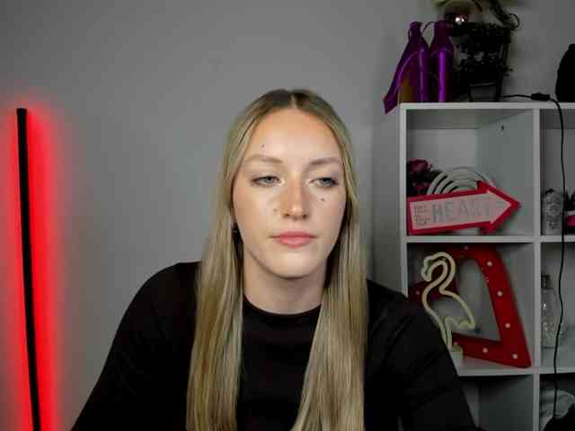 EvelynBlond26 webcam