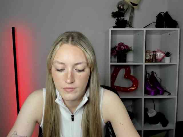 EvelynBlond Sex Cam Show